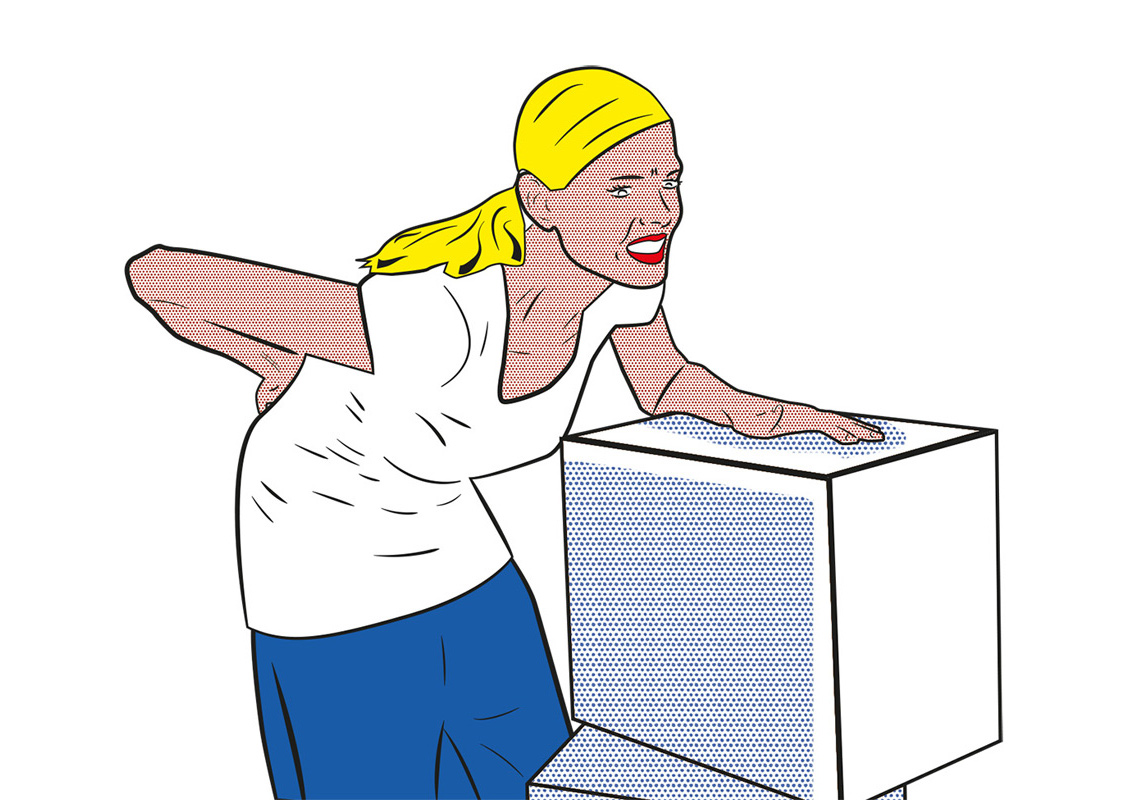 Frau mit Rückenschmerzen beim Hochheben eines Kartons